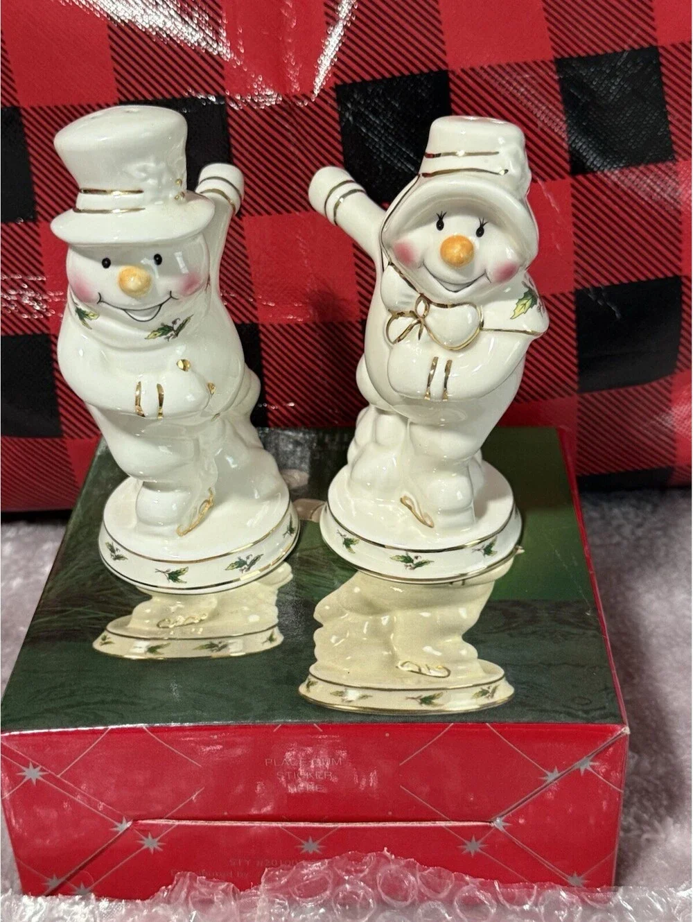 🎅🏻 Christmas Happy Holidays Salt And Paper Shaker Ice Skating Snowman Couple